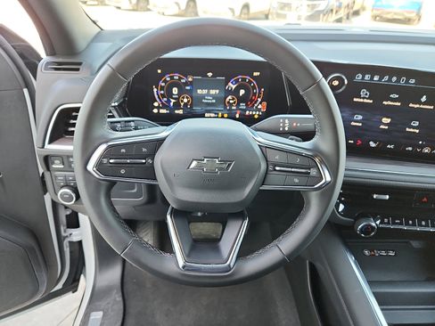 Used 2025 Chevrolet Suburban Z71 image 16