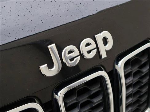 Used 2021 Jeep Grand Cherokee Laredo AWD/4WD image 29