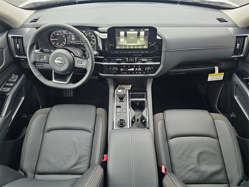 New 2025 Nissan Pathfinder SL image 14