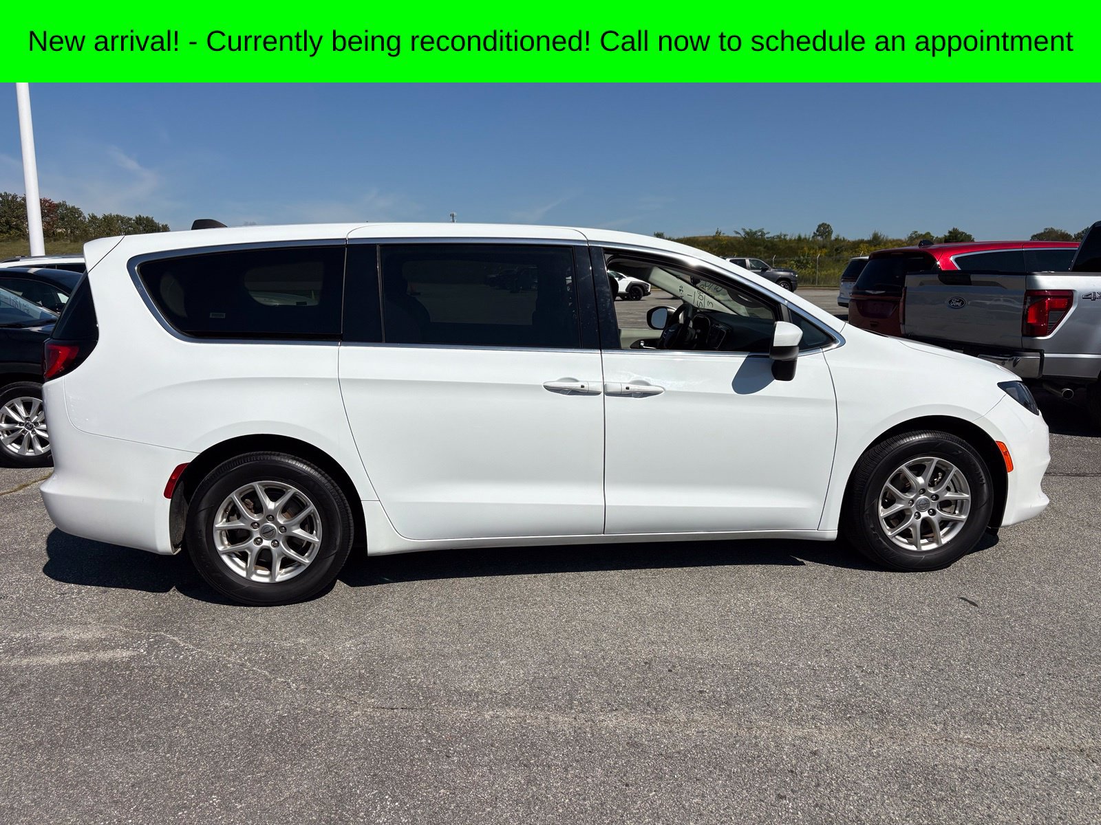 Used 2023 Chrysler Voyager LX FWD image 3