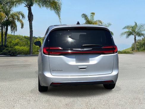 Used 2024 Chrysler Pacifica Touring-L FWD image 4