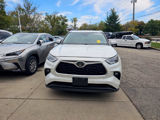 Used 2021 Toyota Highlander XLE AWD/4WD image 1