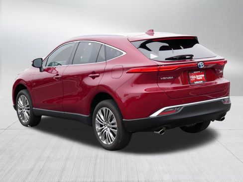 Certified 2024 Toyota Venza XLE AWD/4WD image 5