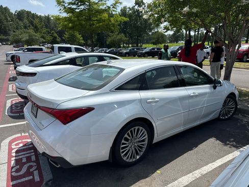 Used 2019 Toyota Avalon Limited FWD image 2