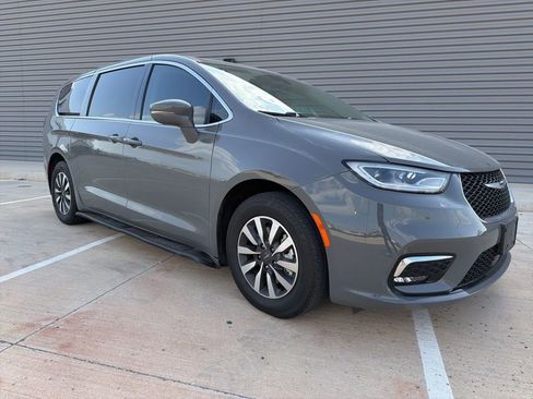 Used 2022 Chrysler Pacifica Touring-L FWD image 1