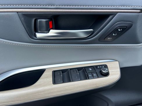 Used 2021 Toyota Venza Limited image 23