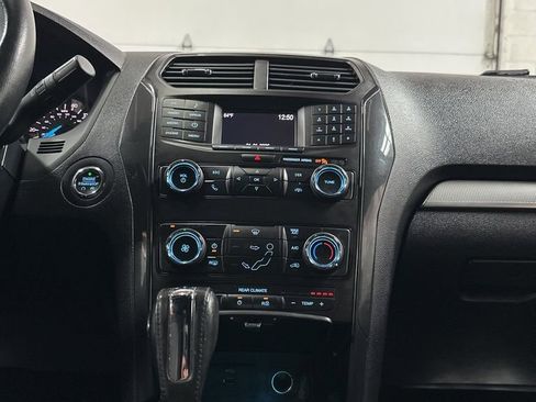 Used 2018 Ford Explorer XLT image 25