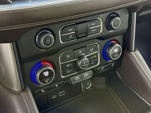 Used 2022 Chevrolet Suburban LT w/ LT Signature Plus Package image 13