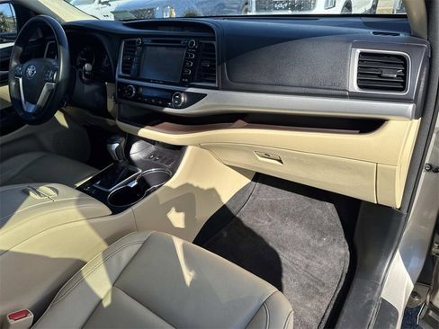 Used 2016 Toyota Highlander XLE image 29