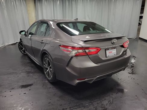 Used 2019 Toyota Camry SE FWD image 6