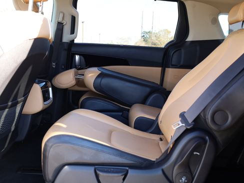 Used 2022 Kia Carnival EX image 17