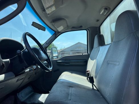 Used 2006 Ford F450 2WD Regular Cab Super Duty image 29