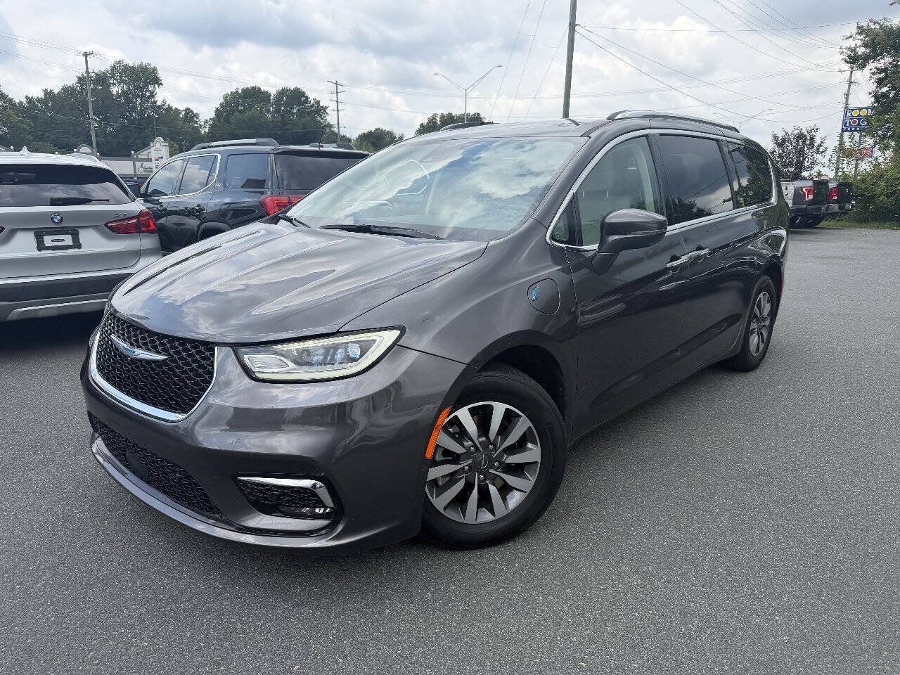 Used 2021 Chrysler Pacifica Touring-L FWD image 1