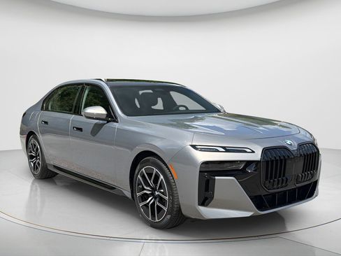 New 2026 BMW 760i xDrive w/ Premium Package image 3