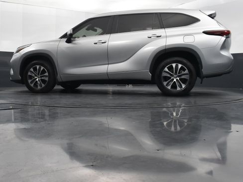 Used 2024 Toyota Highlander XLE image 37