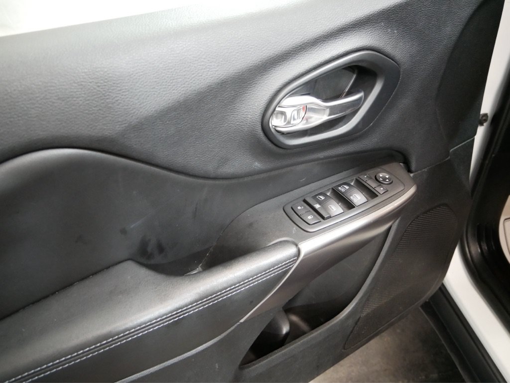 Used 2019 Jeep Cherokee Latitude Plus w/ Comfort/Convenience Group AWD/4WD image 10