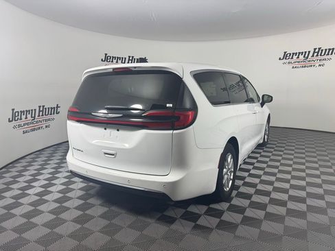 Used 2023 Chrysler Pacifica Touring-L image 5