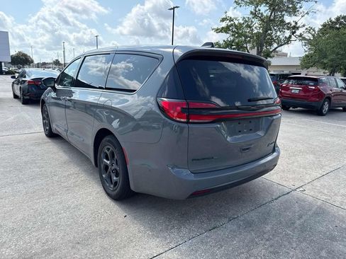 Used 2023 Chrysler Pacifica Limited w/ S Appearance Package FWD image 5