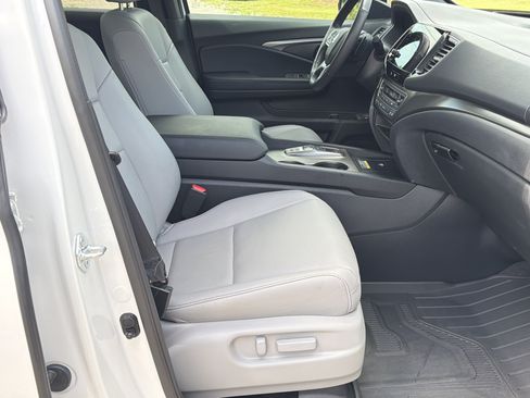 Used 2025 Honda Passport EX-L image 13