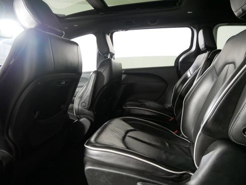 Used 2024 Chrysler Pacifica Premium image 32