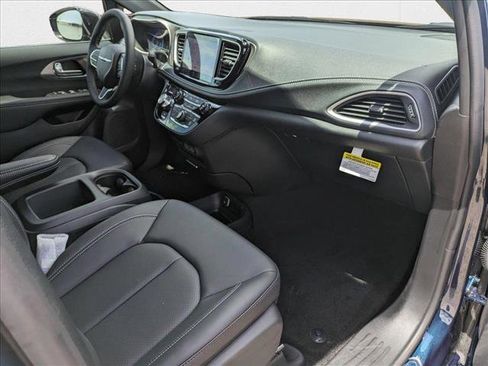 New 2025 Chrysler Pacifica Select image 16