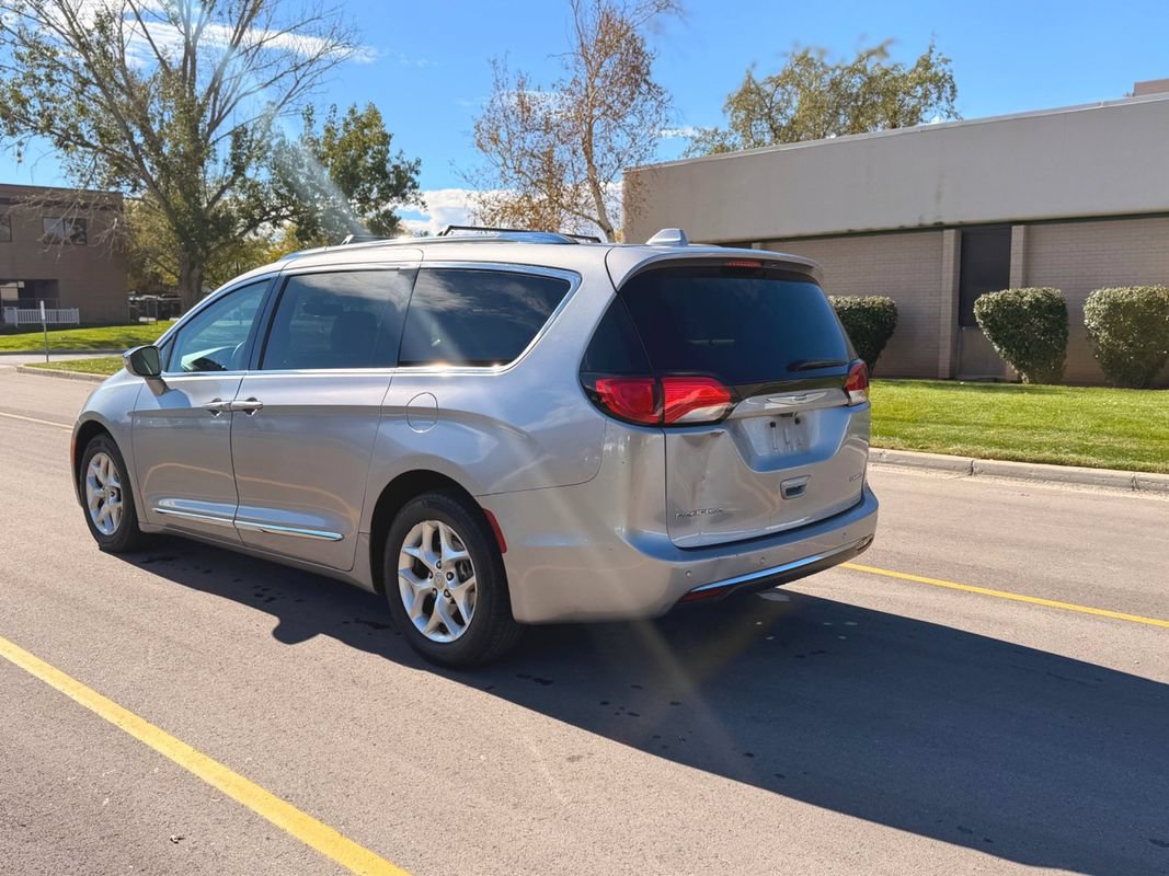Used 2020 Chrysler Pacifica Limited FWD image 3