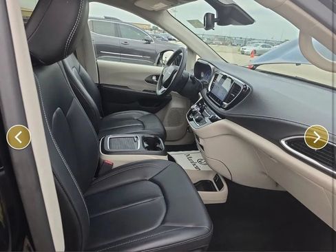 Used 2024 Chrysler Pacifica Touring-L FWD image 11