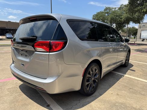 Used 2018 Chrysler Pacifica Touring Plus w/ S Appearance Package FWD image 6