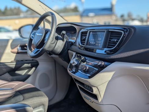 Used 2023 Chrysler Voyager LX image 48