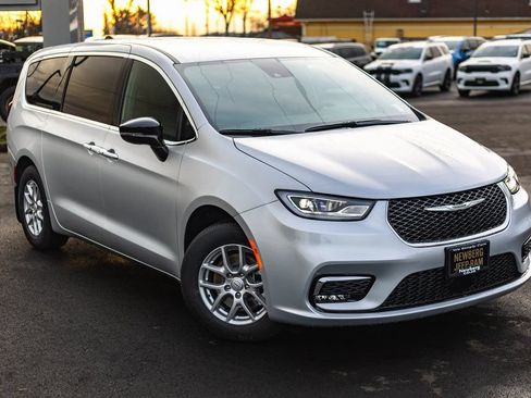 New 2026 Chrysler Pacifica Select FWD image 2