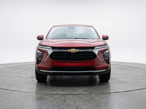 Used 2025 Chevrolet Trax LT FWD image 2