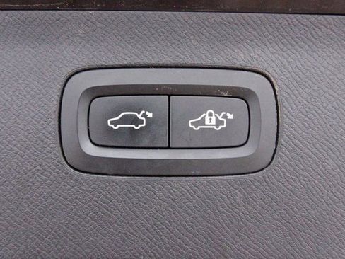 Used 2016 Volvo XC90 T6 Momentum image 34