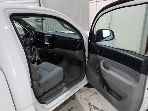 Used 2014 Toyota Tacoma 2WD Regular Cab image 12