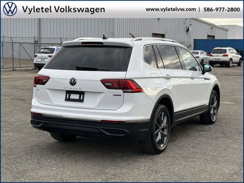 Certified 2022 Volkswagen Tiguan SE image 3