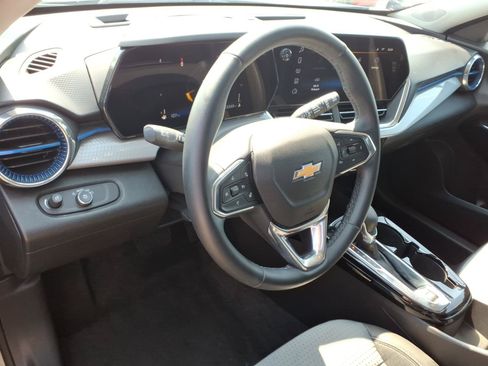 Used 2025 Chevrolet Trax LT w/ Driver Confidence Package FWD image 8