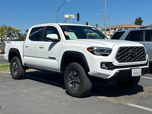 Used 2023 Toyota Tacoma TRD Off-Road w/ Technology Package RWD image 4