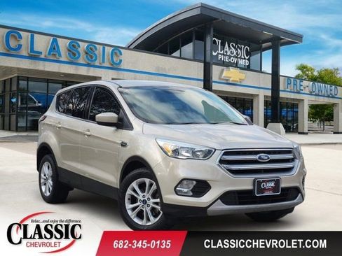 Used 2017 Ford Escape SE image 1
