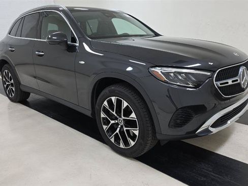 Used 2025 Mercedes-Benz GLC 350e 4MATIC image 3
