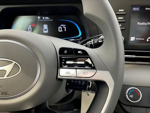 Used 2025 Hyundai Elantra SE image 13