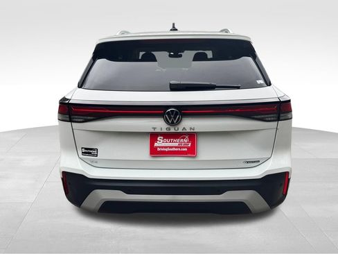 Used 2026 Volkswagen Tiguan SE w/ Panoramic Sunroof Package AWD/4WD image 4