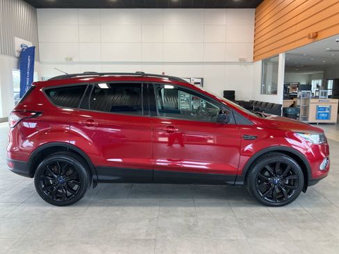 Used 2017 Ford Escape SE w/ Equipment Group 201A image 4