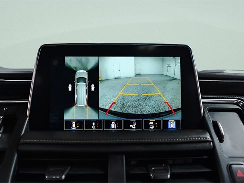 Used 2023 GMC Yukon SLT w/ SLT Luxury Package image 16