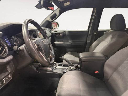 Used 2018 Toyota Tacoma TRD Sport image 11