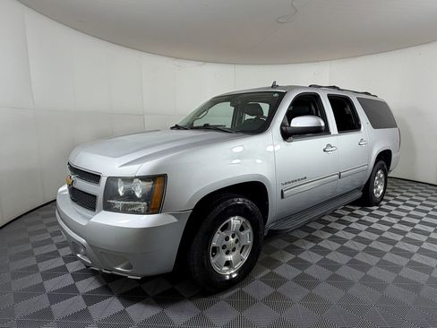 Used 2014 Chevrolet Suburban LT RWD image 2