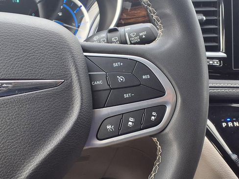 Used 2023 Chrysler Pacifica Limited FWD image 16