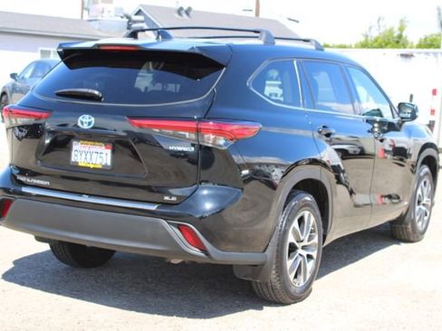 Used 2022 Toyota Highlander XLE AWD/4WD image 5