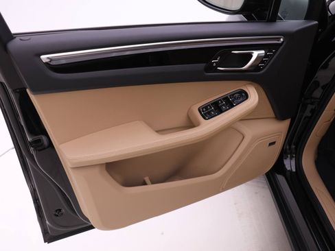 Used 2025 Porsche Macan image 14