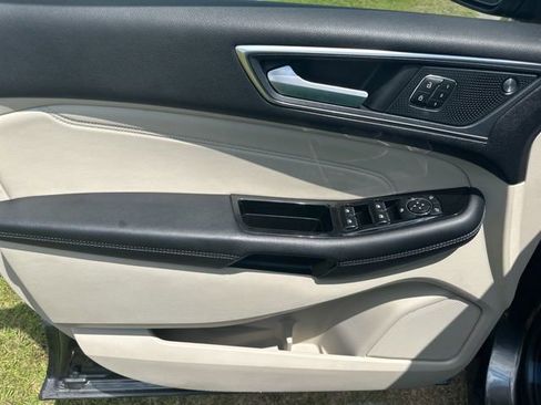 Used 2019 Ford Edge Titanium w/ Equipment Group 301A FWD image 10