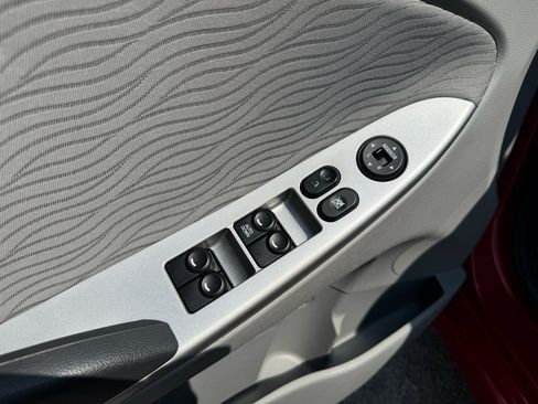 Used 2013 Hyundai Accent GLS w/ Premium Pkg image 24