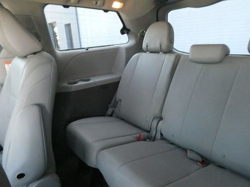 Used 2015 Toyota Sienna XLE FWD image 34